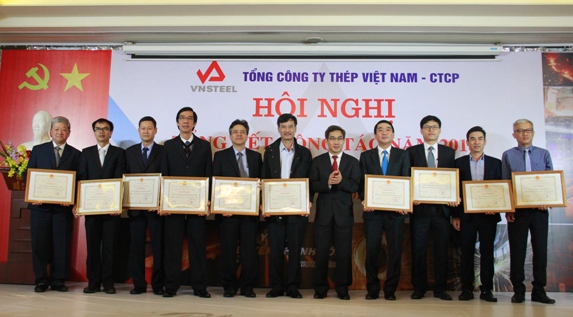 tặng Giấy khen của Tổng công ty Thép Việt Nam - CTCP cho các tập thể, cá nhân có thành tích xuất sắc năm 2018