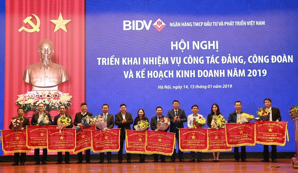 Các đơn vị thuộc BIDV được Ngân hàng Nhà nước tặng Cờ đơn vị dẫn đầu phong trào thi đua.