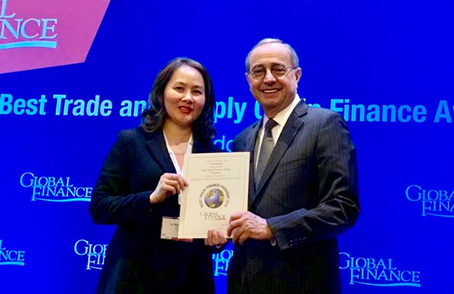 Đại diện VietinBank nhận giải thưởng do Tạp chí Global Finance trao tặng