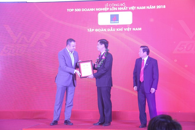 Đồng chí Trần Quang Dũng - Trưởng ban Truyền thông và Văn hóa doanh nghiệp, đại diện PVN đón nhận Giấy chứng nhận Top 50 Doanh nghiệp lớn nhất Việt Nam. 