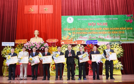 Đồng chí Trương Hòa Bình - Ủy viên Bộ Chính trị, Phó Thủ tướng thường trực Chính phủ, trao Huân chương Lao động cho các cá nhân có thành tích xuất sắc.