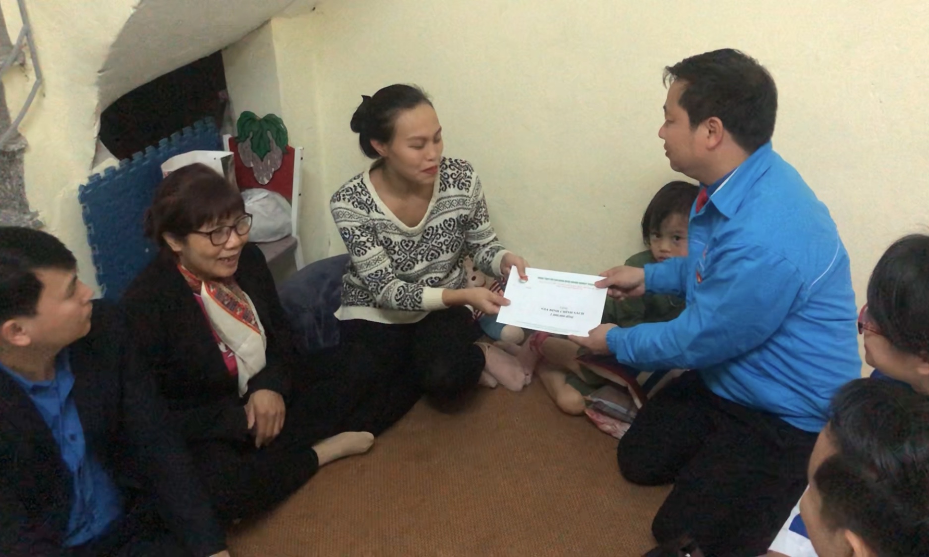 Đoàn tặng quà cho đoàn viên thanh niên thuộc diện gia đình hộ cận nghèo tại phường Quan Hoa