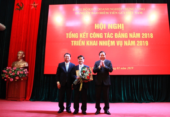 Đồng chí Lê Văn Châu - Phó Bí thư Đảng ủy Khối Doanh nghiệp Trung ương tặng Huy hiệu 30 năm tuổi Đảng cho đảng viên thuộc Đảng bộ BHTGVN