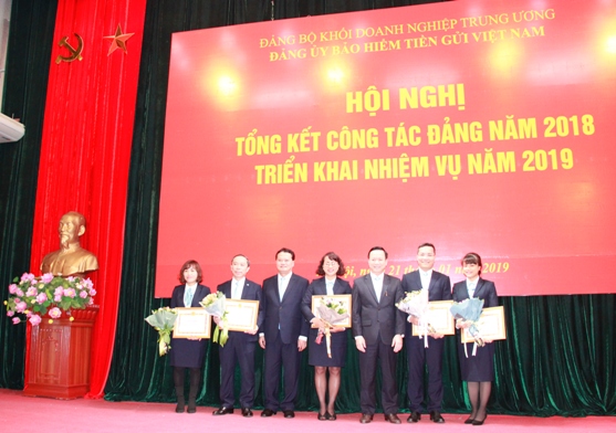 Các tổ chức đảng trực thuộc Đảng bộ BHTGVN nhận Giấy khen của Đảng ủy BNTGVH vì có thành tích xuất sắc trong năm 2018.