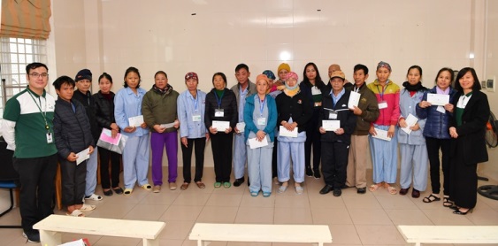 Đại diện Vietcombank trao tặng quà cho các bệnh nhân nghèo