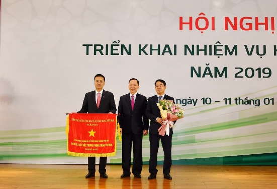 Thừa ủy quyền của Thủ tướng Chính phủ, đồng chí Đào Minh Tú – Phó Thống đốc thường trực NHNN VN (đứng giữa) trao Cờ thi đua của Chính phủ cho tập thể Ngân hàng TMCP Ngoại thương Việt Nam