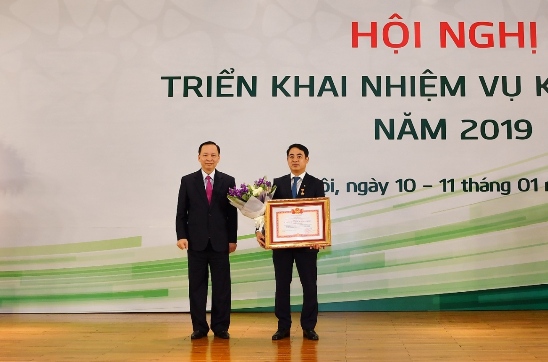 Phó Thống đốc Thường trực NHNN VN Đào Minh Tú trao Huy hiệu Chiến sỹ Thi đua toàn quốc cho đồng chí Nghiêm Xuân Thành - Bí thư Đảng ủy, Chủ tịch HĐQT Vietcombank