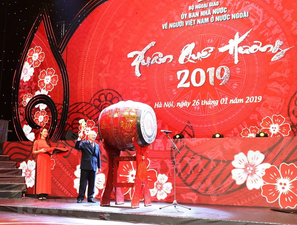Tổng Bí thư, Chủ tịch nước Nguyễn Phú Trọng đánh trống khai mạc chương trình Xuân Quê hương 2019. 