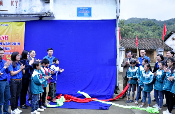 Các đại biểu và bà con nhân dân kéo băng khánh thành sân chơi cho thiếu nhi  tại thôn Bản Kỵ, xã Tri Phương, huyện Tràng Định