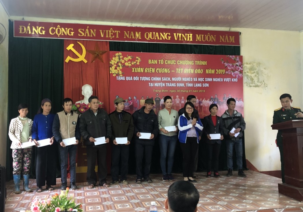 Đại diện đoàn công tác tặng quà cho các gia đình chính sách huyện Tràng Định