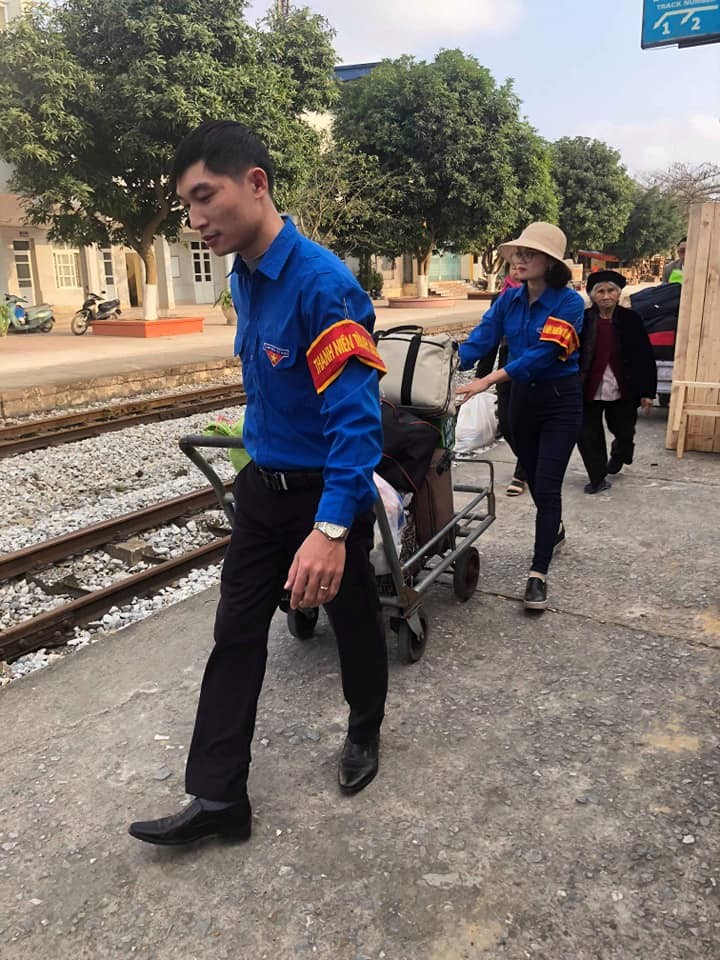 Một số hình ảnh đoàn viên thanh niên tình nguyện tích cực ra quân hỗ trợ hành khách vận chuyển đồ tại các Nhà ga