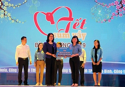 Phó Tổng Giám đốc Agribank Nguyễn Thị Phượng trao tặng 4.000 vé xe  cho công nhân lao động có hoàn cảnh khó khăn làm việc tại các khu công nghiệp  và các nhà máy lớn tại Bình Dương và TP Hồ Chí Minh
