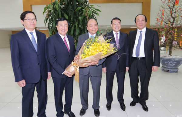 Đại diện lãnh đạo NHCSXH, Ủy viên HĐQT, Tổng Giám đốc Dương Quyết Thắng tặng hoa Thủ tướng Nguyễn Xuân Phúc.