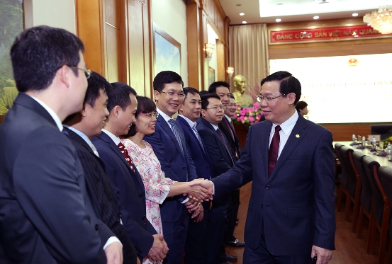 Phó Thủ tướng Vương Đình Huệ cùng các cán bộ, công chức của Ủy ban Quản lý vốn Nhà nước tại doanh nghiệp