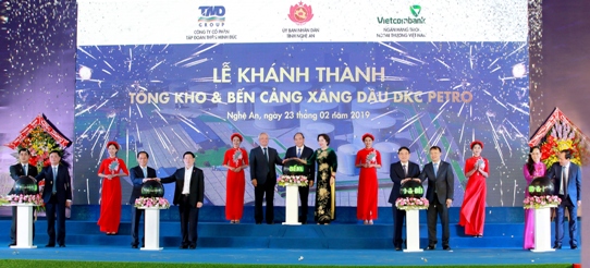 Thủ tướng Chính phủ Nguyễn Xuân Phúc cùng các đại biểu thực hiện nghi thức khánh thành Tổng kho và bến cảng xăng dầu DKC Petro 