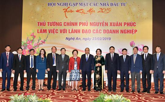 Thủ tướng Chính phủ Nguyễn Xuân Phúc chụp ảnh cùng lãnh đạo các doanh nghiệp tiêu biểu đầu tư vào tỉnh Nghệ An