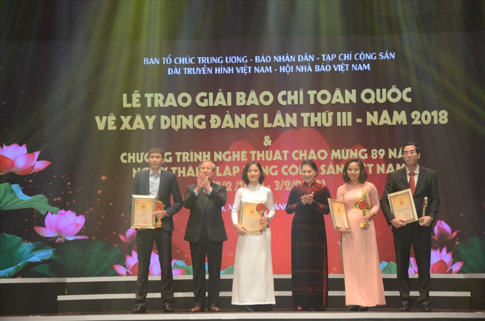 Chủ tịch Quốc hội Nguyễn Thị Kim Ngân và Thường trực Ban Bí thư Trần Quốc Vượng trao giải cho các tác giả, nhóm tác giả đoạt giải A Búa liềm vàng năm 2018.