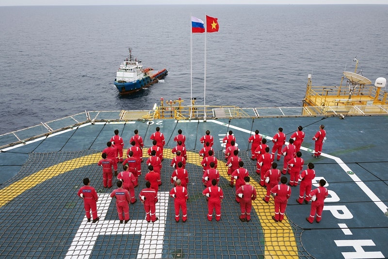Cán bộ, kỹ sư, công nhân BIENDONG POC thực hiện nghi lễ chào cờ trên biển.
