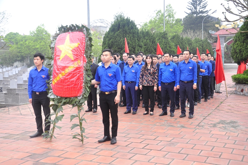 Đoàn dâng hương tại Nghĩa trang huyện Yên Mô - nơi yên nghỉ của hơn 1.300 anh hùng, liệt sỹ