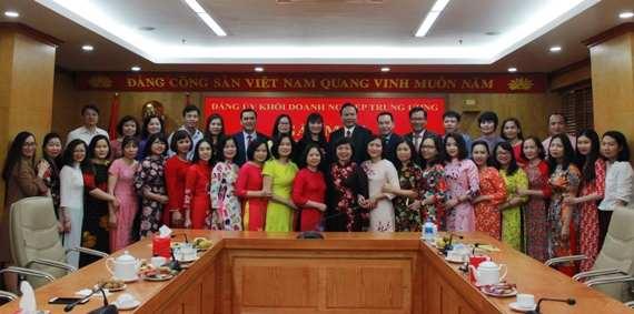 Đại biểu và cán bộ nữ Cơ quan Đảng ủy Khối DNTW chụp ảnh lưu niệm.