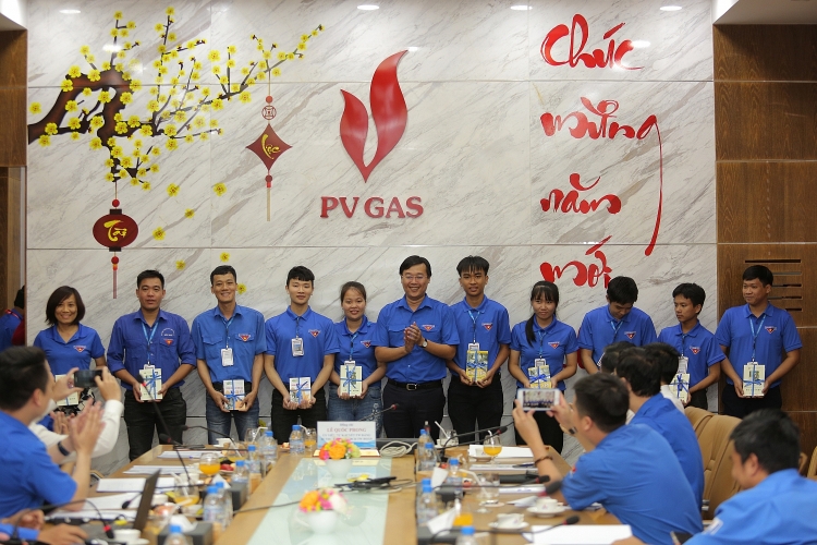 Đồng chí Lê Quốc Phong tặng quà cho các bạn đoàn viên thanh niên Dầu khí khu vực BRVT có hoàn cảnh khó khăn