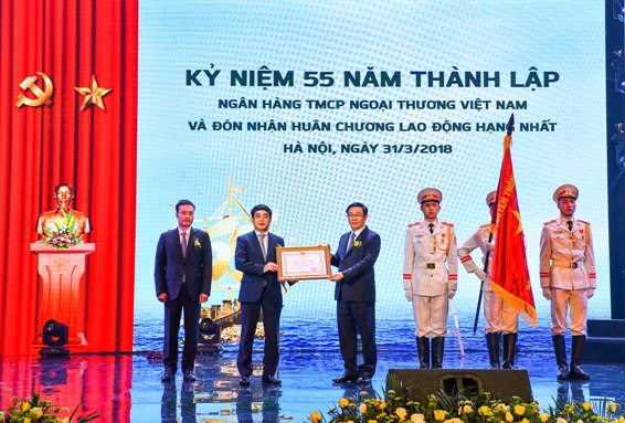 Phó Thủ thướng Chính phủ Vương Đình Huệ trao Huân chương Lao động hạng Nhất cho tập thể lãnh đạo Vietcombank.