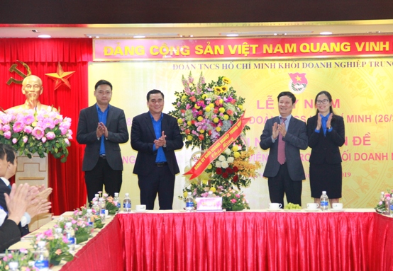 Phó Bí thư Thường trực Đảng ủy Khối Doanh nghiệp Trung ương Phạm Tấn Công tặng hoa chúc mừng Đoàn Khối.