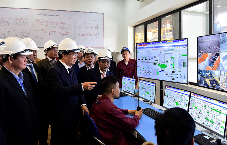Phó Thủ tướng Trịnh Đình Dũng thăm phòng vận hành của Nhà máy.