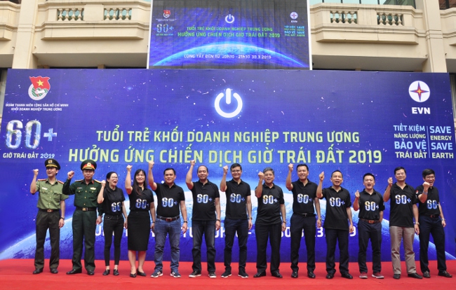 Bí thư Trung ương Đoàn Bùi Quang Huy cùng các đại biểu thực hiện nghi thức phát động xuất quân hưởng ứng chiến dịch Giờ trái đất năm 2019.