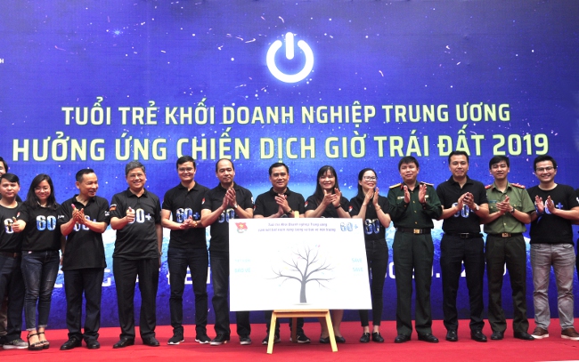 Các đại biểu tham gia lưu dấu vân tay cam kết “Tuổi trẻ khối doanh nghiệp Trung ương chung tay vì một Việt Nam Xanh”.