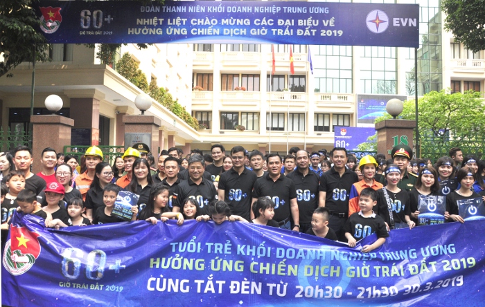 Các đại biểu cùng đoàn viên thanh niên tham gia đi bộ hưởng ứng chiến dịch xung quanh bờ hồ Hoàn Kiếm.