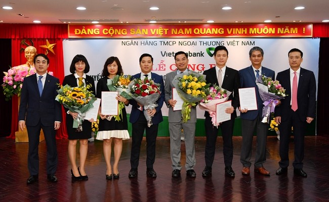 Lãnh đạo Vietcombank trao quyết định và tặng hoa chúc mừng các cán bộ được điều động và bổ nhiệm.