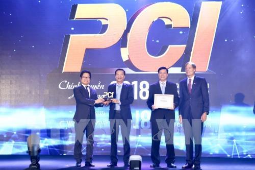 Ban tổ chức trao kỷ niệm chương cho tỉnh Quảng Ninh, tỉnh có chỉ số PCI cao nhất năm 2018.