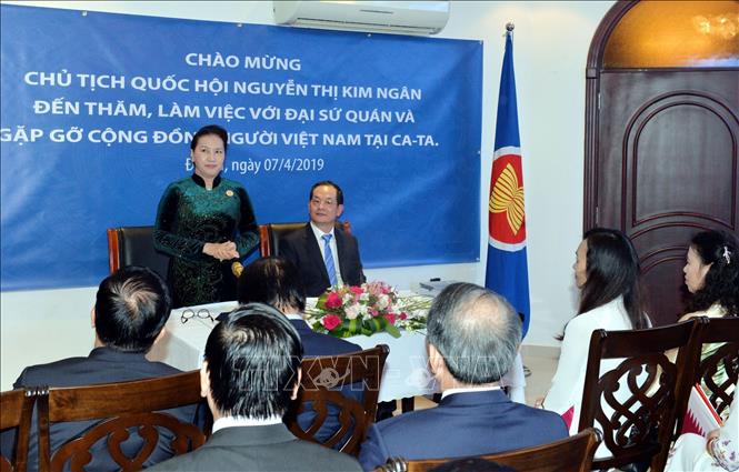 Chủ tịch Quốc hội Nguyễn Thị Kim Ngân nói chuyện với cán bộ, nhân viên Đại sứ quán Việt Nam và bà con Việt kiều đang làm ăn, sinh sống tại Qatar.