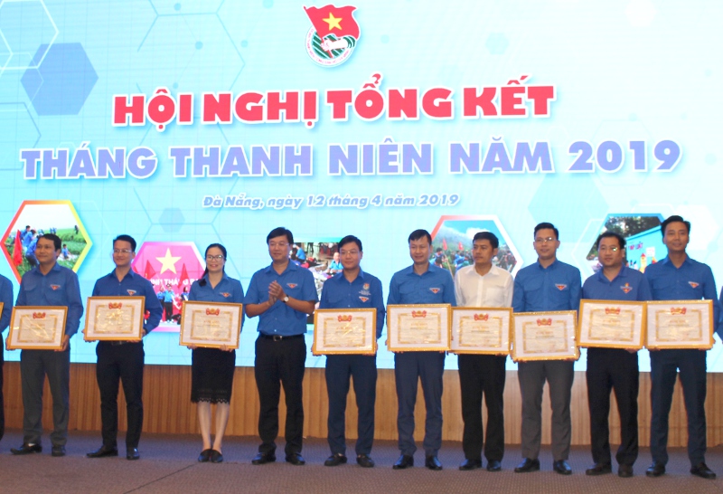 Bí thư thứ nhất Trung ương Đoàn Lê Quốc Phong tặng bằng khen cho các tỉnh, thành Đoàn có thành tích xuất sắc trong Tháng Thanh niên 2019