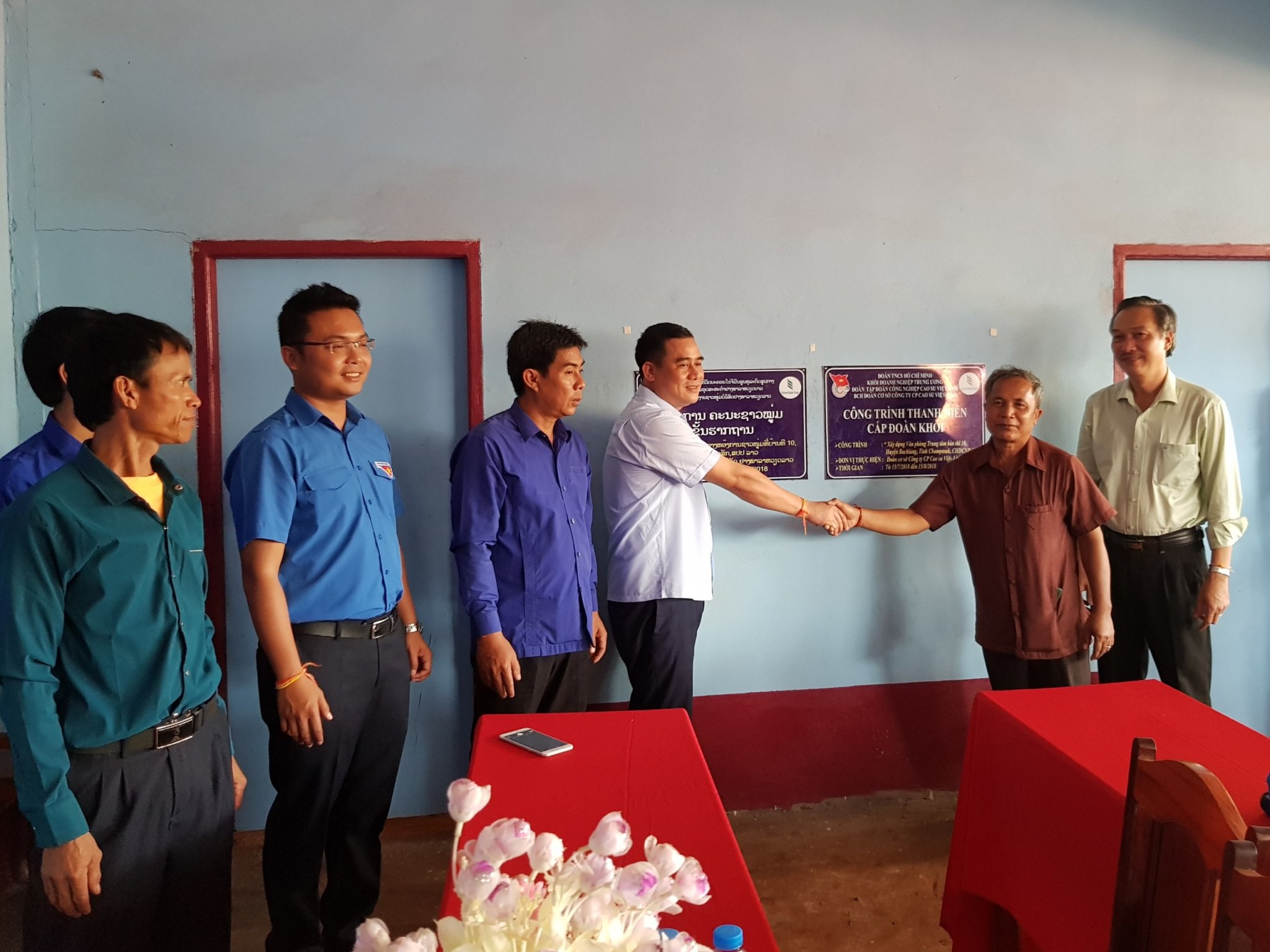 Lễ gắn biển công trình thanh niên cấp Đoàn Khối cho Công trình “Xây dựng Văn phòng trung tâm bản thi 10, huyện Bachiang, tỉnh Champasak, nước CHDCND Lào”