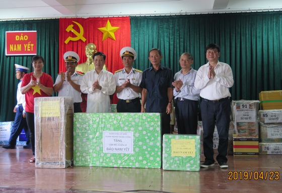 Đoàn công tác của Đảng ủy Khối DNTW thăm và tặng quà cho cán bộ, chiến sĩ và nhân dân trên đảo 