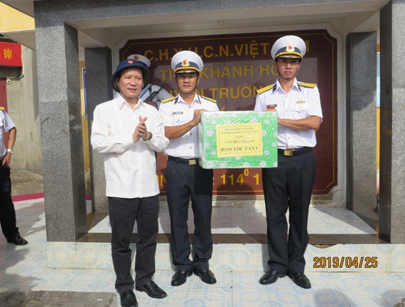 Đoàn công tác của Đảng ủy Khối DNTW thăm và tặng quà cho cán bộ, chiến sĩ và nhân dân trên đảo Tốc Tan.