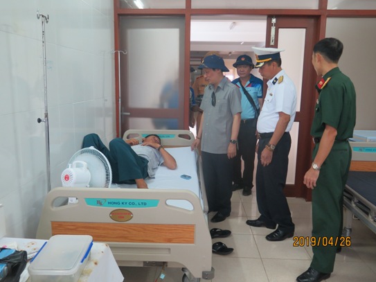 Đồng chí Phạm Tấn Công - Phó Bí thư Thường trực Đảng ủy Khối DNTW thăm hỏi ngư dân đang điều trị tại Bệnh xá trên đảo Trường Sa Lớn.