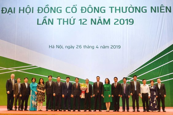 Ban lãnh đạo Vietcombank tặng hoa chúc mừng đồng chí Đỗ Việt Hùng - Vụ trưởng Vụ ổn định tiền tệ NHNN Việt Nam được bầu vào Hội đồng quản trị Vietcombank nhiệm kỳ 2018 - 2023