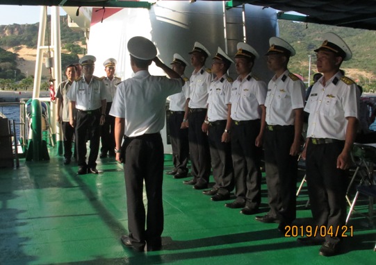 Cán bộ, thuyền viên tàu HQ 561 đón Đoàn công tác lên tàu bắt đầu chuyến thăm quần đảo Trường Sa và nhà giàn DK1.