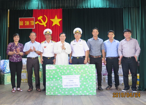 Đoàn công tác của Đảng ủy Khối DNTW thăm và tặng quà cho cán bộ, chiến sĩ và nhân dân trên đảo Sinh Tồn.