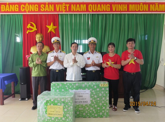 Đoàn công tác của Đảng ủy Khối DNTW thăm và tặng quà cho cán bộ, chiến sĩ trên đảo Len Đao.