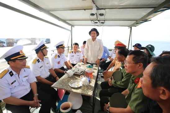 Đoàn công tác thăm và động viên các cán bộ, chiến sĩ trên Đảo Tốc Tan.