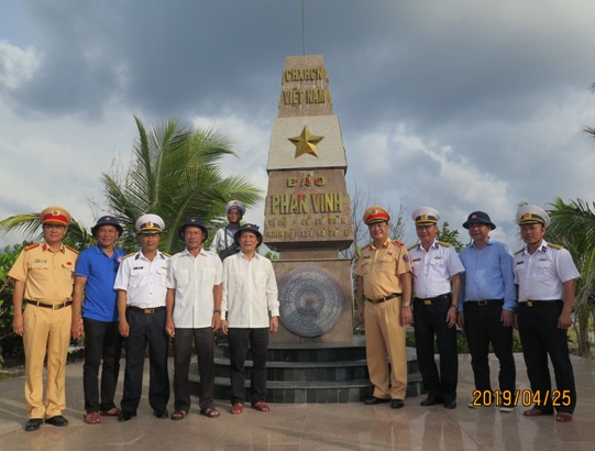 Đoàn công tác thăm và động viên các cán bộ, chiến sĩ trên Đảo Phan Vinh.