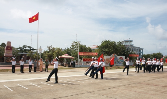 Đoàn công tác dự lễ Chào cờ trên đảo Trường Sa Lớn.