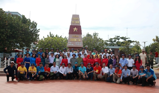 Đoàn công tác của Đảng ủy Khối DNTW thăm cán bộ, chiến sĩ và nhân dân trên đảo Trường Sa Lớn.