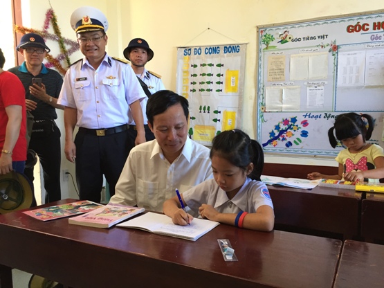 Đoàn công tác của Đảng ủy Khối DNTW thăm trường tiểu học trên đảo Sinh Tồn. 