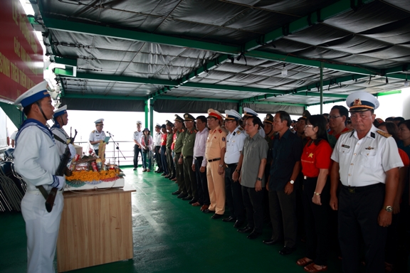 Đoàn làm lễ tưởng niệm các Anh hùng liệt sĩ trong trận chiến bảo vệ chủ quyền biển đảo của Tổ quốc tại đảo Gạc Ma và nhà giàn DK1