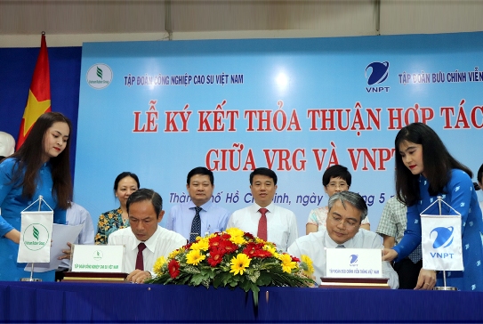 Đồng chí Y Thanh Hà Niê Kđăm - Bí thư Đảng ủy Khối DNTW và các đại biểu chứng kiến lễ ký kết.
